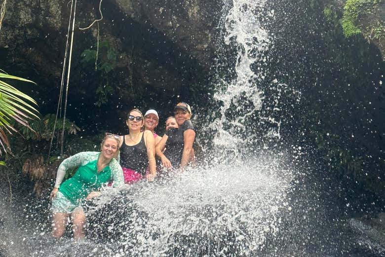 Posando junto a una cascada de El Yunque