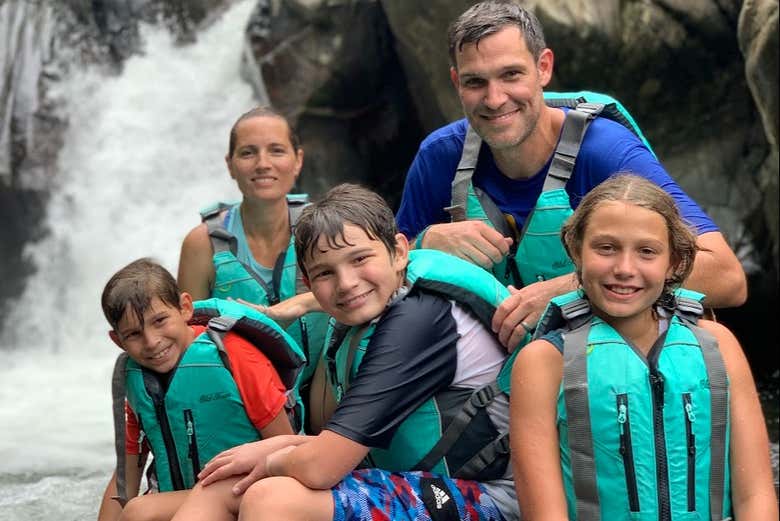 Família desfrutando do tour