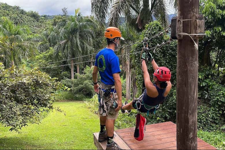 Escuchando las indicaciones del instructor antes de lanzarnos