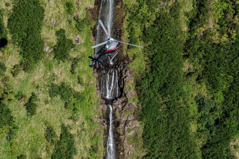 Volez au-dessus de cascades