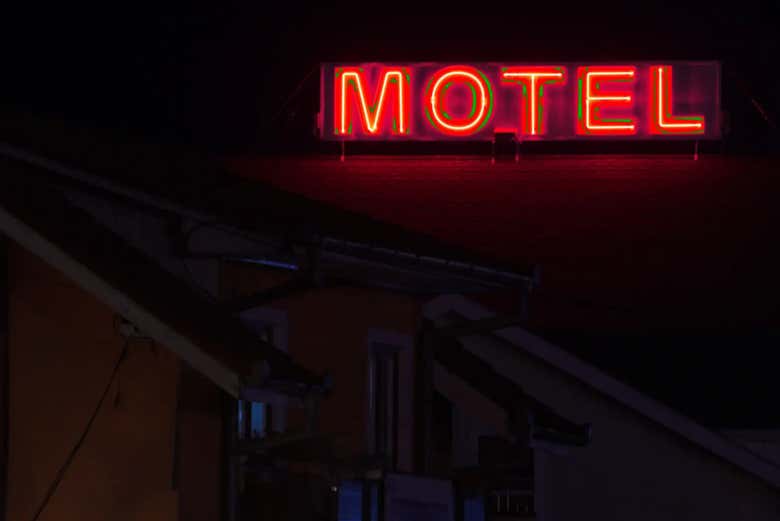 Recorreremos los rincones misteriosos bajo la luz del neón