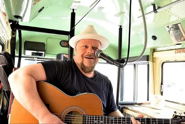 Disfrutando de la música a bordo del autobús