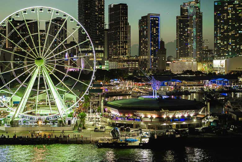 Skyline de Miami por la noche
