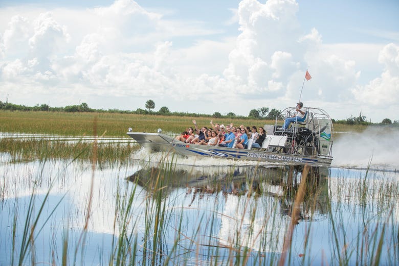 Aerodeslizador surcando los Everglades