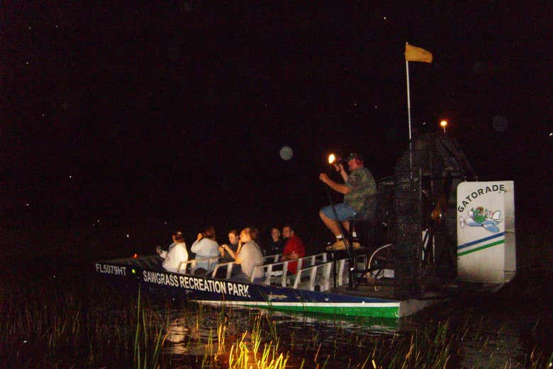 Disfrutando de un paseo nocturno en aerodeslizador