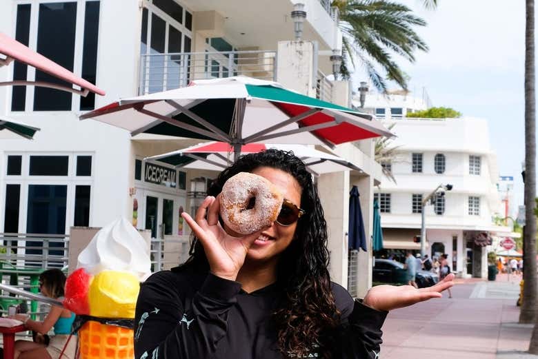 Prêts pour goûter un délicieux donut