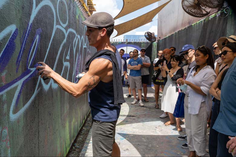 Un artista local de Wynwood haciendo un grafiti