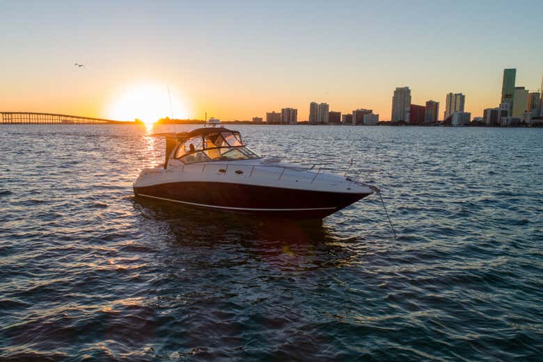 Mini-iate sob o pôr do sol de Miami