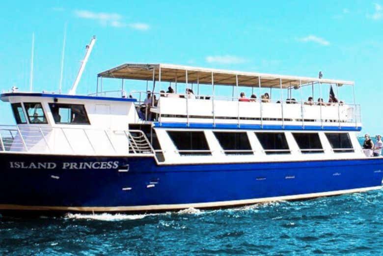 Barco Island Princess navegando junto a la costa de Miami