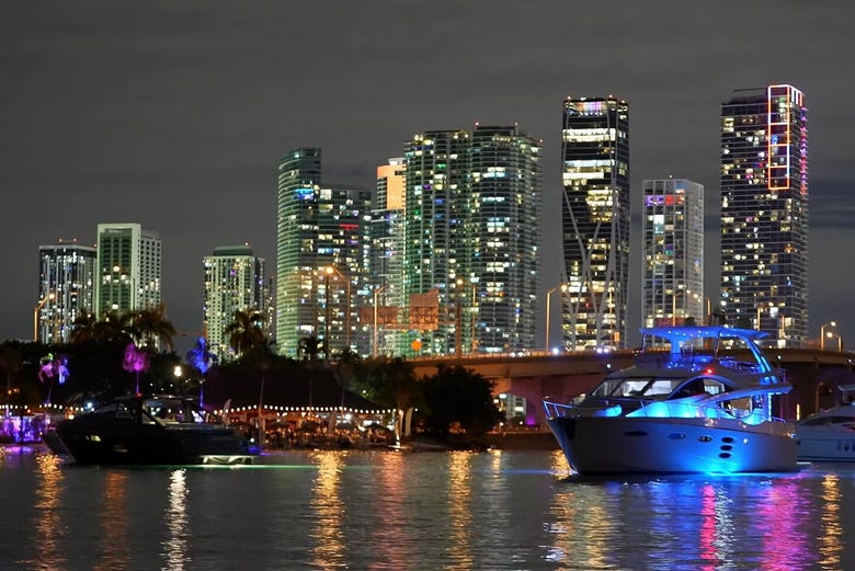 Navegando à noite pela costa de Miami