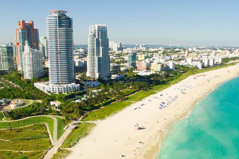 Panorámica de un día soleado en la playa de Miami