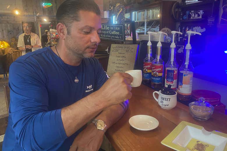 Degustando un auténtico café cubano