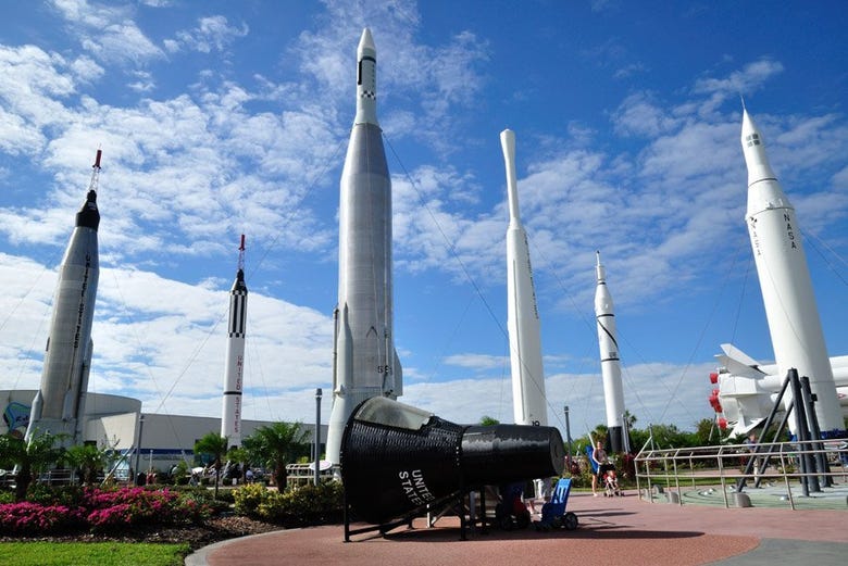 Jardín de cohetes en el Centro Espacial Kennedy