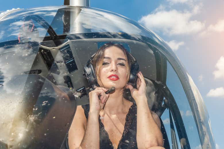 Una mujer a bordo del helicóptero