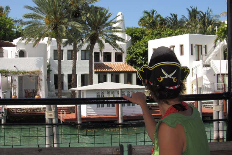 Spot the celebrity mansions on the shores of Millionaire's Row
