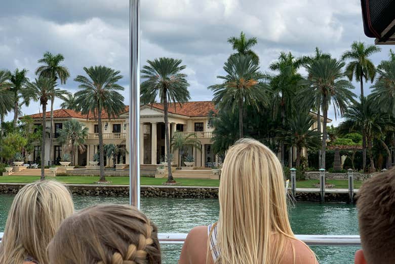 Contemplando las casas de los famosos de Miami