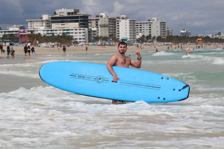 Con la tabla de surf en South Beach