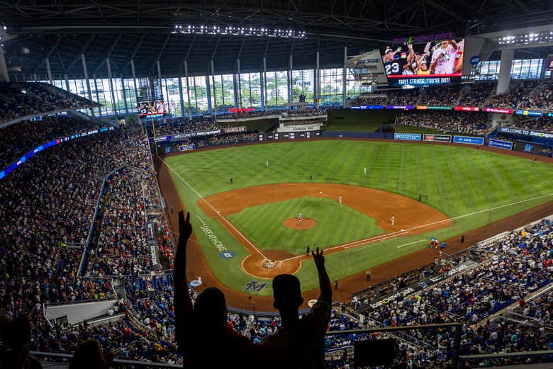 El estadio LoanDepot Park en un día de partido
