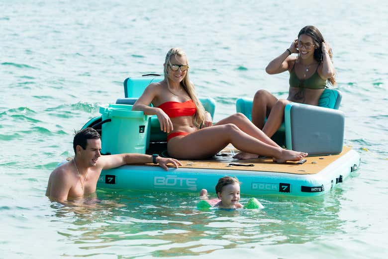 Un bagno su una piattaforma sul mare