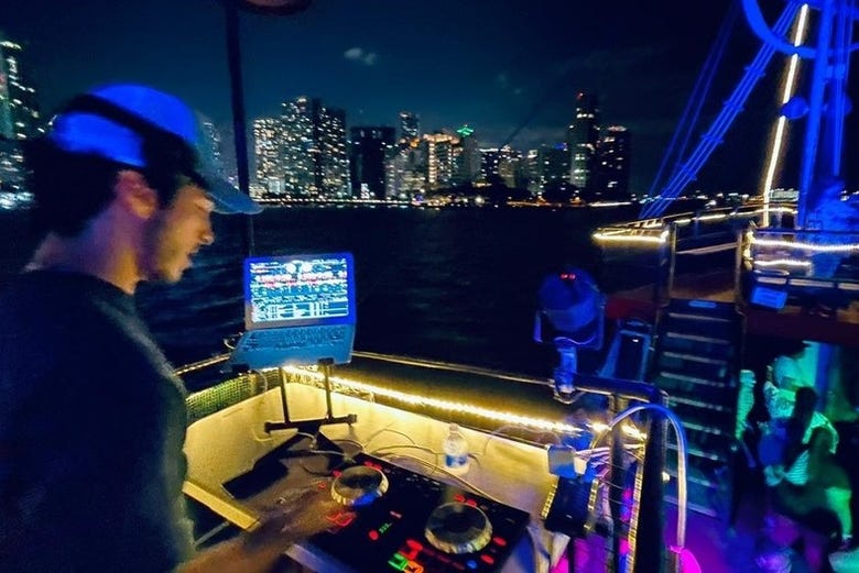 O DJ que ambientará a festa no barco