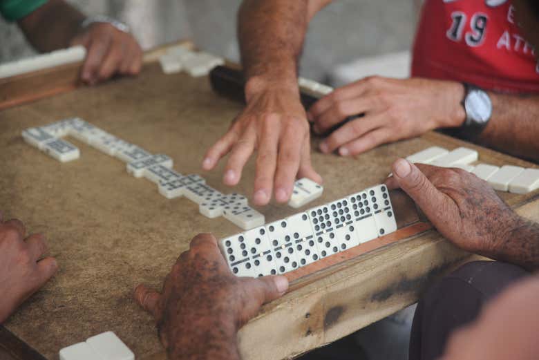 Veremos os habitantes locais jogando dominó