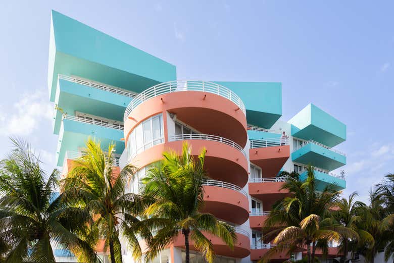 Um atraente edifício verde e laranja em Miami Beach
