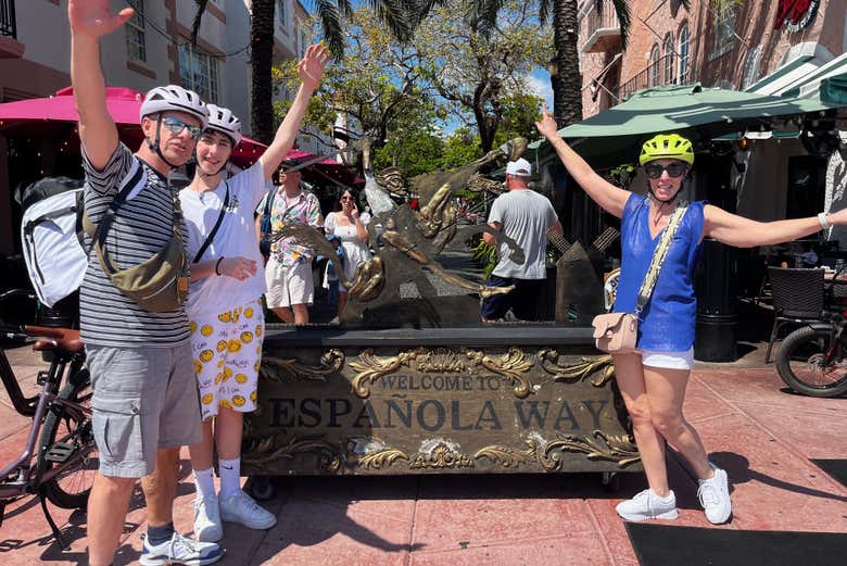 Posando con el letrero de Española Way