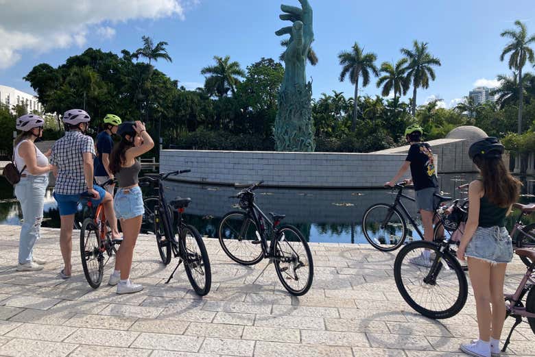 Una familia con sus bicicletas estándar