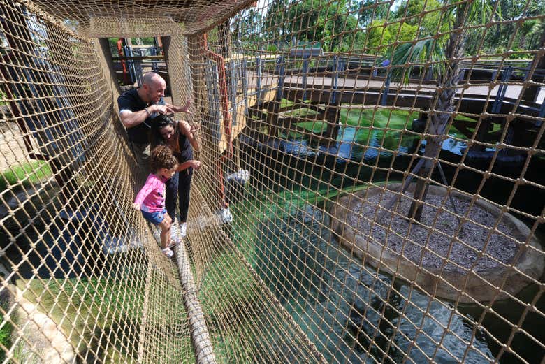 Uma família desfrutando do Zoo Miami