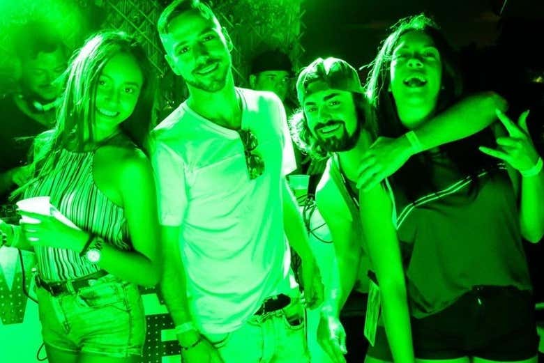 Amigos disfrutando de la fiesta