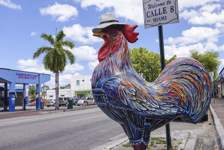 Escultura de un gallo en Little Havana