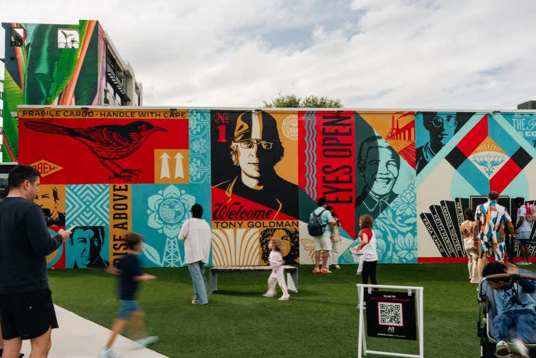 Visitando um dos murais no Wynwood Walls