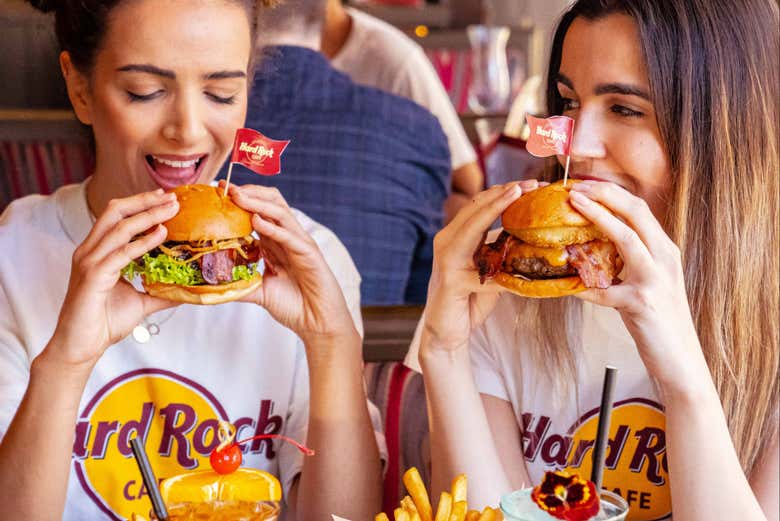 Saboreando una hamburguesa