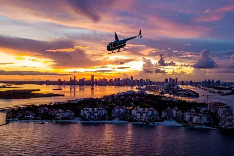 El helicóptero sobrevolando Miami al atardecer