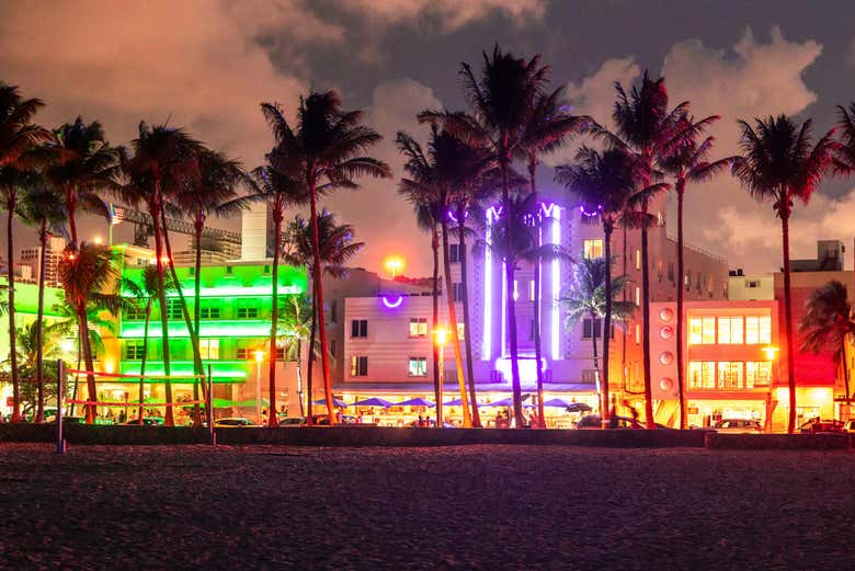 Los hoteles de Ocean Drive iluminados