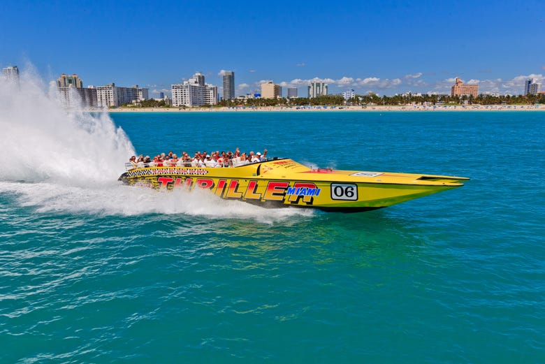 Lancha tipo thriller navegando as águas de Miami