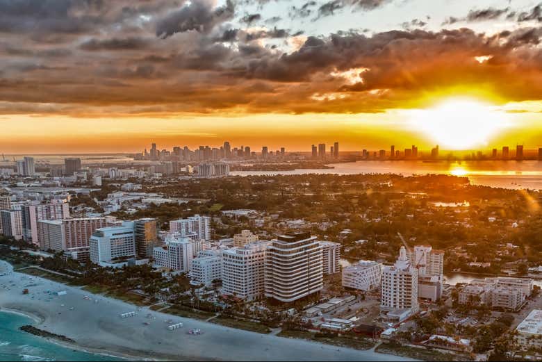 Vistas de Miami al atardecer desde el helicóptero