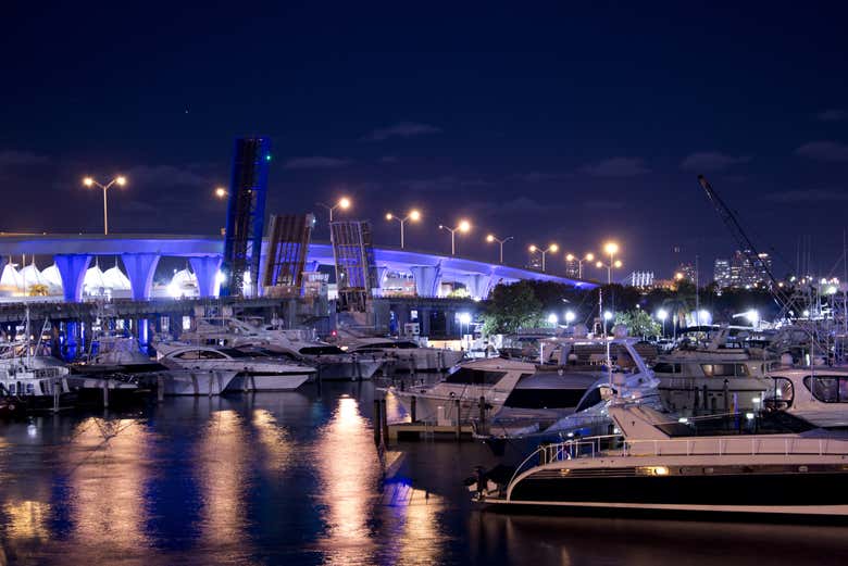 Il porto di Miami di sera