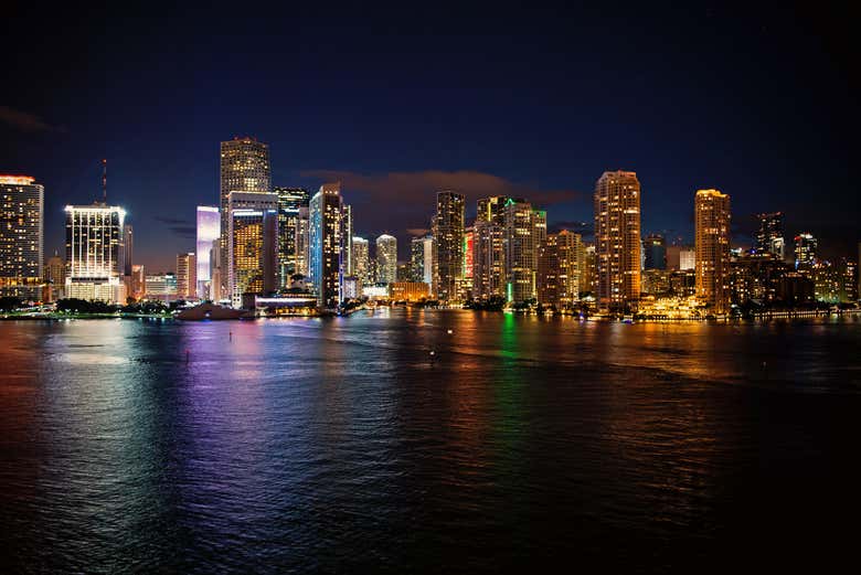 El skyline iluminado de Miami por la noche