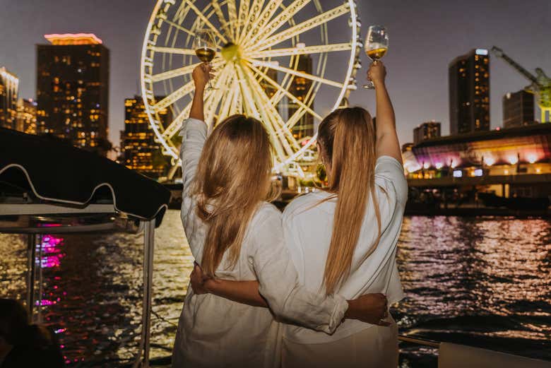 ¡Brindando ante la noria de Miami!