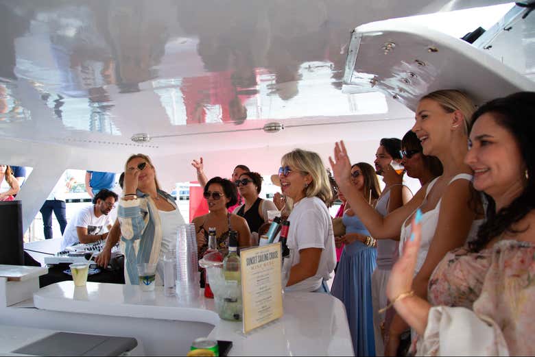 Disfrutad de un ambiente festivo a bordo del catamarán