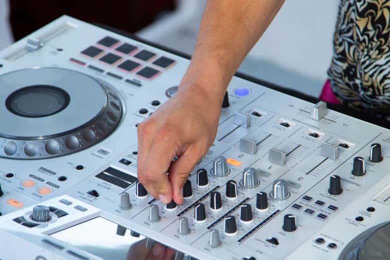 Vibrad al ritmo de la música en directo elegida por el DJ