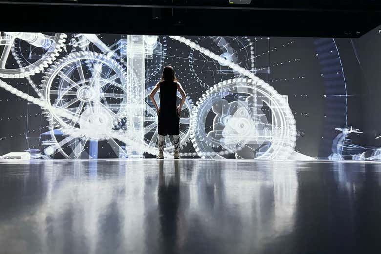 Contemplando una de las exposiciones