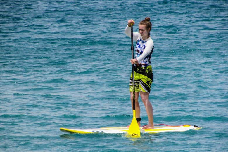 Una ragazza che fa paddle surf a Key Largo