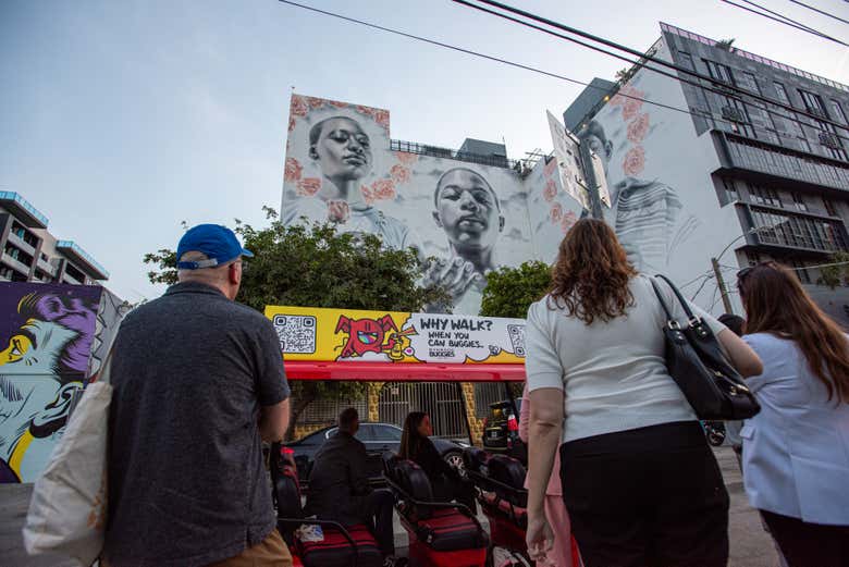 Admirando uno de los murales