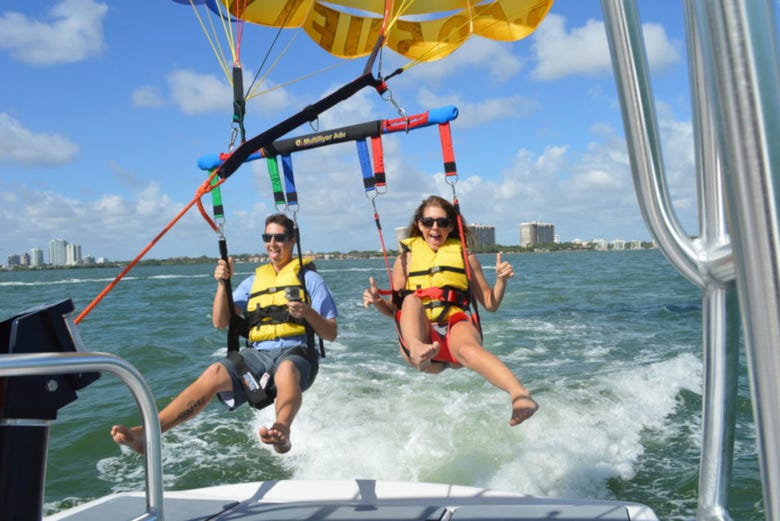 Practicando parasailing en Miami