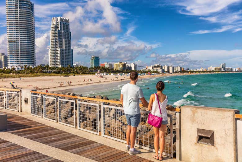 Casal passeando por South Beach