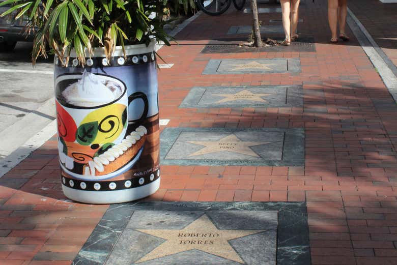 Recorriendo el Paseo de la Fama de Little Havana