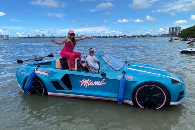 Una pareja disfrutando del coche acuático