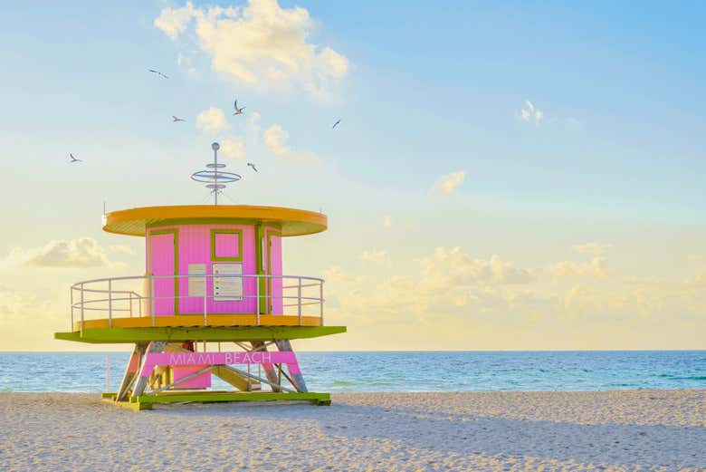 Cabane de sauveteur colorée sur South Beach